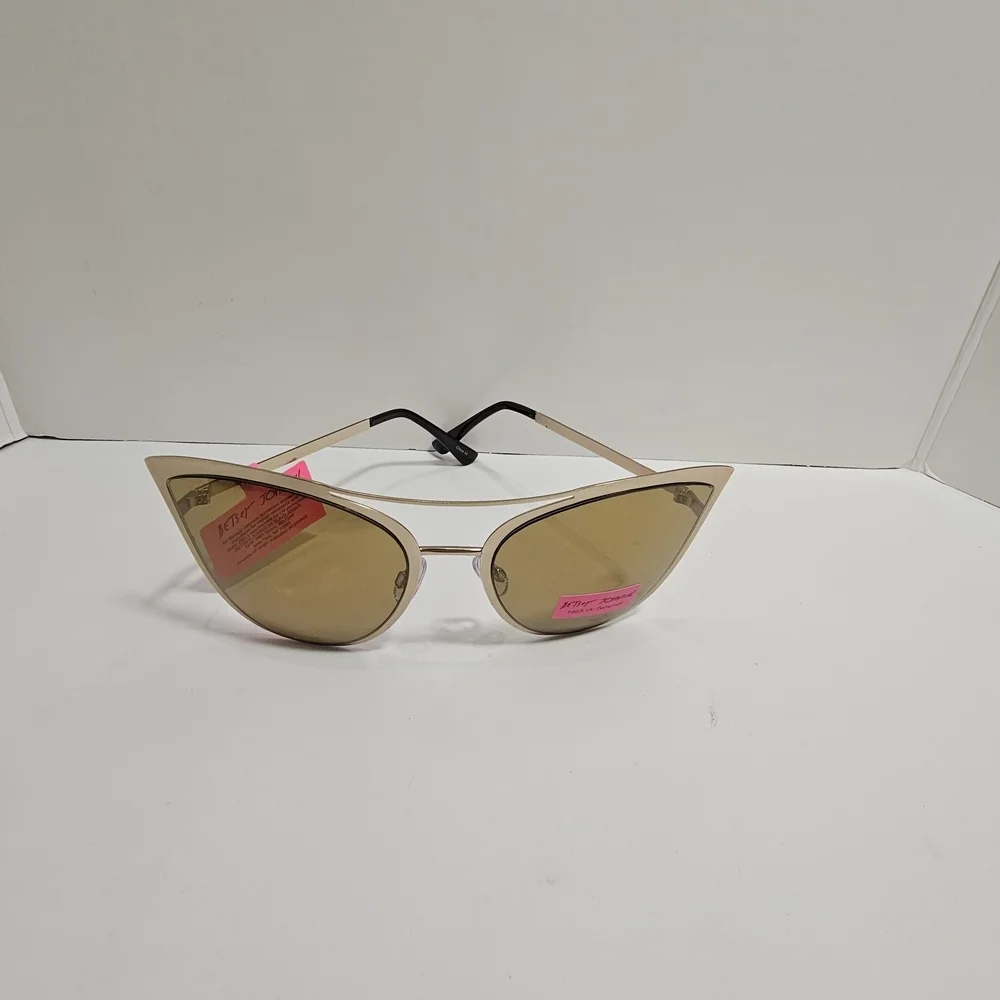 NWT Betsey Johnson Gold Cat Eye Sunglasses Metal Pink Heart Summer Festival - Picture 3 of 8